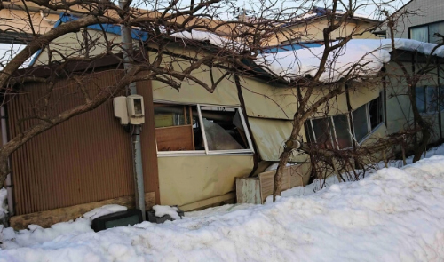 雪で潰れた家